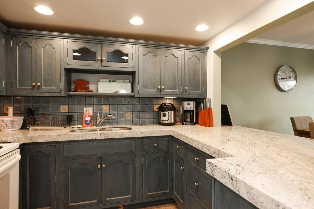 Chic Condo Steps From Petco Park Сан Диего Екстериор снимка