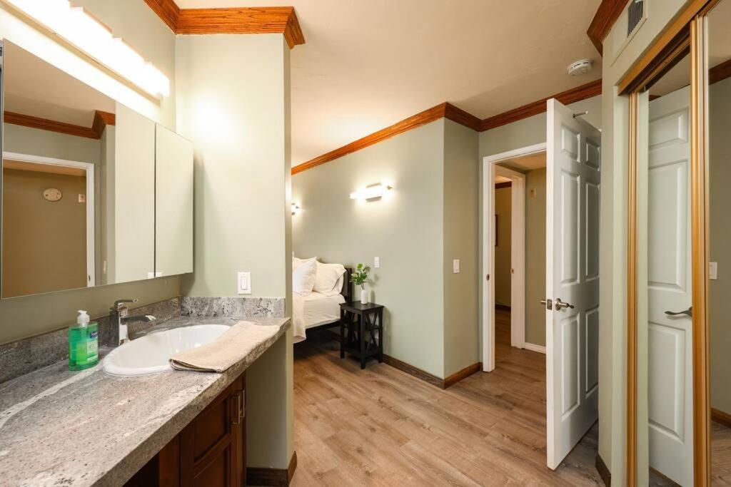 Chic Condo Steps From Petco Park Сан Диего Екстериор снимка